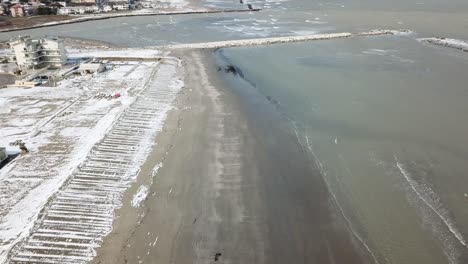 Nevicata-sulla-spiaggia-e-onde-del-mare---Ravennate