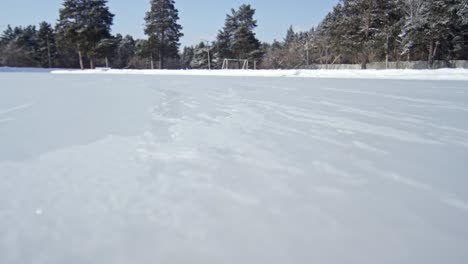 Eisschnellläufer-üben-auf-Eisbahn