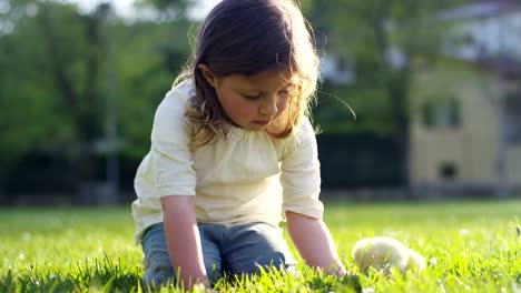 Kleine-Mädchen-spielen-mit-Küken