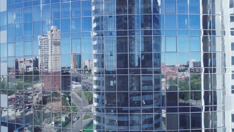 Aerial-Video-Business-Centre.-Die-Kamera-fliegt-das-Hochhaus-Fassade.-Der-Schuss-ist-in-der-Nähe-der-Wolkenkratzer