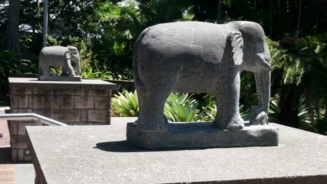 elefantes-de-piedra-en-el-templo-de-Nepal-en-el-Banco-del-sur-en-brisbane