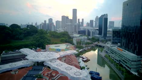 Aerial-Video-von-Clarke-Quay-mit-Skyline-der-Stadt-im-Hintergrund