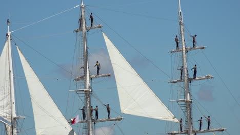 Segler-auf-den-Masten-der-eine-alte-Giebel-auf-der-Abfahrt-aus-dem-Hafen-von-Bordeaux