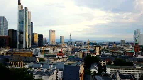 Luftaufnahme-der-Business-Area-in-der-Frankfurter-City-mit-Wolkenkratzern