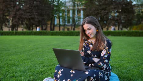 Young-attractive-handsome-woman-using-laptop-in-the-outdoor-park