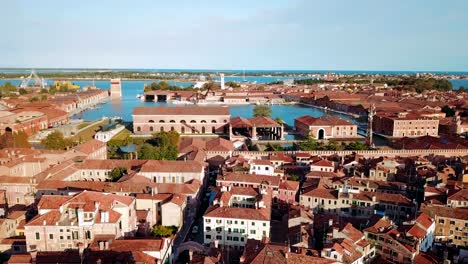aerial-footage-of-city-centre-of-Venice,-Italy