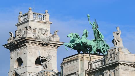 Chariot-Hero-Square-Monument,-Budapest,-Hungary