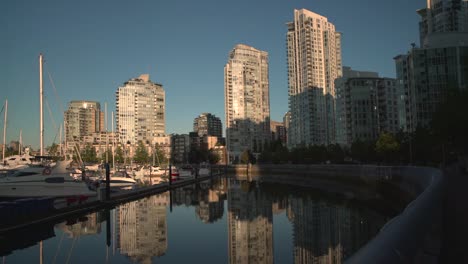 Dolly-de-False-Creek-Marina-tiro-4K.-UHD