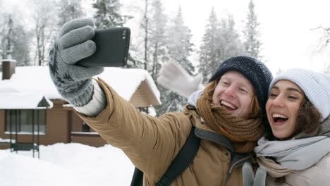 Glückliches-junges-paar-nehmen-Selfie-am-Wintertag