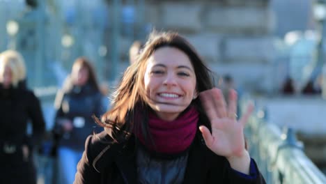 Mujer-saludando-Hola-a-la-cámara-en-el-visor-acogedor-de-4-K