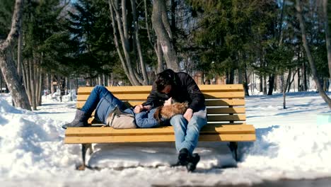 Mann-und-Frau-ausruhen-zusammen-im-Winter-City-Park-auf-einer-Bank.-Sonnigen-Wintertag.