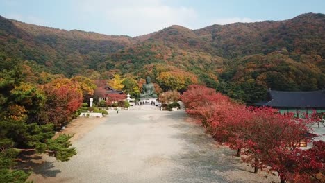 Otoño-de-vista-aérea-de-la-estatua-de-Buda-en-templo,-Seúl-Corea