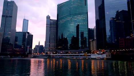 Chicago-River.-Downtown-Chicago.-Dämmerung,-Sonnenaufgang,-morgen.-Urbane-Stadtbild.