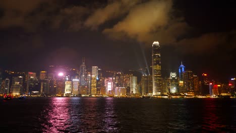 Weitwinkel-Blick-auf-Victoria-Harbour-und-Gebäuden-mit-Strahlern-in-Hong-kong