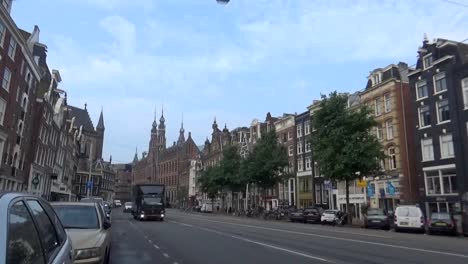 Autos-auf-der-Straße-in-Amsterdam