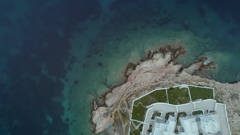 Luftaufnahme-des-großen-weißen-Villen-mit-Garten-vorne-am-Meer-in-Griechenland.