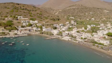 Vista-aérea-de-grandes-villas-blancas-frente-a-la-playa-en-Ydroussa,-isla-de-Andros.