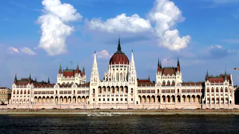 Parliament-house-in-Budapest.-Front-view-time-lapse