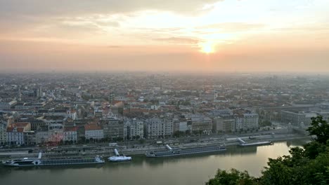 Niebla-sobre-la-ciudad-europea-moderna-en-amanecer.-Lapso-de-tiempo