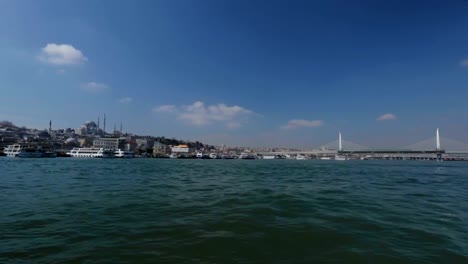 Cruceros-turísticos-navegando-cerca-del-muelle,-grandes-monumentos-de-Estambul,-hermosa-vista