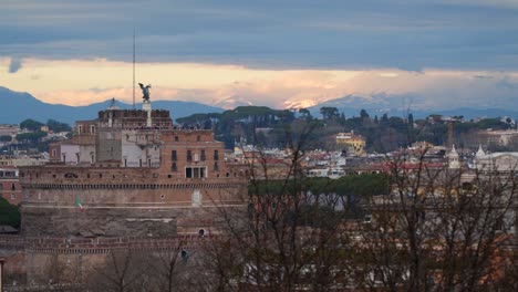 Vista-de-Roma-desde-la-colina-en-el-castillo-de-Sant\'Angelo.