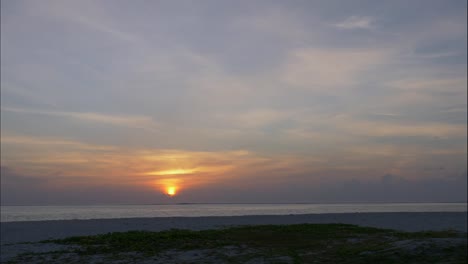 Timelapse-of-the-sunset-from-the-beach