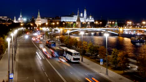 Nacht-Zeitraffer-des-Moskauer-Kreml-und-Moskwa-Fluss-mit-Kreuzfahrtschiffen,-Russland