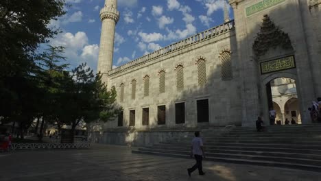 Menschen-am-Eingang-der-Moschee-in-Sultanahmet,-bluemosque