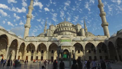 Menschen-am-Eingang-der-Moschee-in-Sultanahmet,-bluemosque