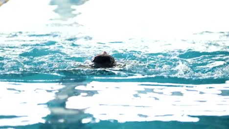 Behinderte-Mensch-schwimmt-auf-der-Rückseite-in-einem-Schwimmbad