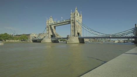 Tourist-photographing-tower-bridge-with-a-smartphone