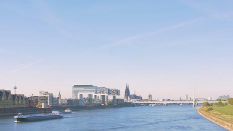 Kölner-Skyline-mit-Kuppel,-Kran-Häuser-und-Fluss-Rhein