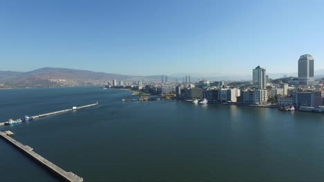 Fährverbindungen-in-Izmir,-Meerblick