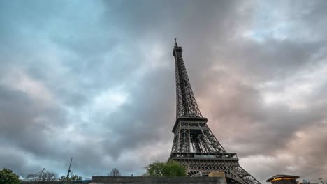 Zeitrafferaufnahme-der-Paris-Eiffel-Tower-mit-bewölktem-Himmel-bei-Sonnenuntergang