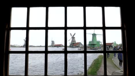 weiten-Schuss-durch-ein-Fenster-der-Windmühlen-in-Zaanse-Schans-in-der-Nähe-von-amsterdam