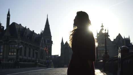 Woman-in-city-looking-around