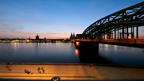 Cologne-cathedral-and-Hohenzollern-bridge-lighting-up-at-dusk