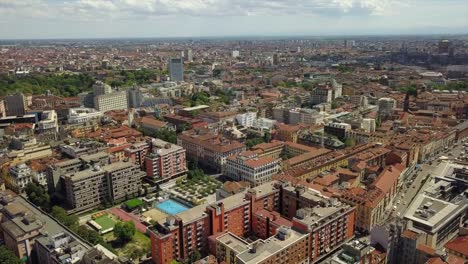 día-soleado-Milán-central-distrito-aéreo-Italia-panorama-4k