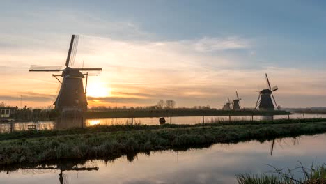 Lapso-de-tiempo-de-salida-del-sol-molino-de-viento-holandés-en-países-bajos-aldea-Kinderdijk,-timelapse-de-4K