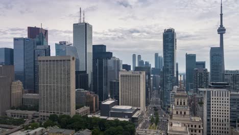 Ciudad-moderna-horizonte-Downtown-Toronto-nubes