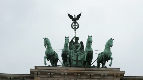 Wagen-Skulpturen-auf-dem-Brandenburger-Tor-in-Berlin,-Deutschland