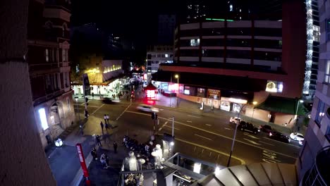 Zeitraffer-auf-einer-Straße-in-Sydney-bei-Nacht