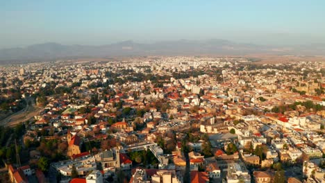 Aerial-Höhenlage-Blick-auf-der-ikonischen-Mauern-umgebene-Hauptstadt-Nikosia-in-Zypern.