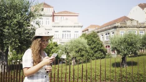 Hübsche-Frau,-die-zu-Fuß-in-modernen-park