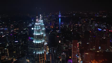 antena-centro-de-paisaje-urbano-de-kuala-lumpur-de-iluminación-de-noche-Malasia-panorama-4k