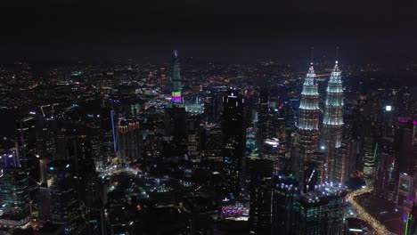 antena-centro-de-paisaje-urbano-de-kuala-lumpur-de-iluminación-de-noche-Malasia-panorama-4k