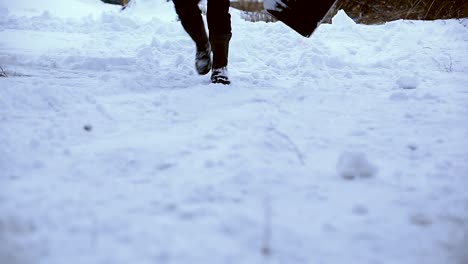 Trabajar-después-de-noche-de-nieve.-Hombre-con-una-pala-quitando-la-nieve-de-su-jardín-en-una-fría-mañana-de-nieve.