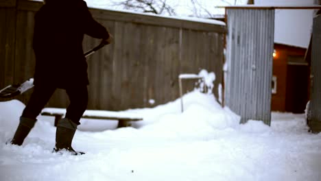 Arbeit-nach-der-verschneiten-Nacht.-Mann-mit-einer-Schaufel-Schnee-aus-seinem-Hof-an-einem-kalten-verschneiten-Morgen-entfernen.