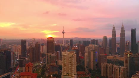 puesta-de-sol-hora-Kuala-Lumpur-centro-de-la-construcción-antena-panorama-timelapse-4k-Malasia