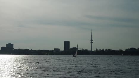 Navegando-contra-el-sol,-el-Binnenalster,-en-Hamburgo,-Alemania-V2